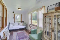 South Haven Farmhouse w/ Fire Pit, 4 Mi to Beach! - واي فاي