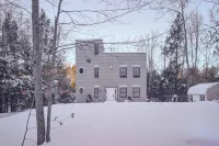 Lakefront Home in Barnstead w/ Seasonal Hot Tub - Homestays