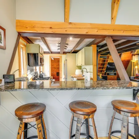 Saltwater Hot Tub & Wfh-Friendly Warren Cabin!