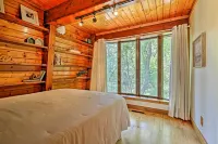 Walk to Tuttle Creek Lake: Secluded Scenic Retreat - parking