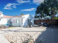 Bright Vibes Home- Sleeps 8- 1 Block to University- Pacman, BBQ, Indoor Gym Hotels in Redlands