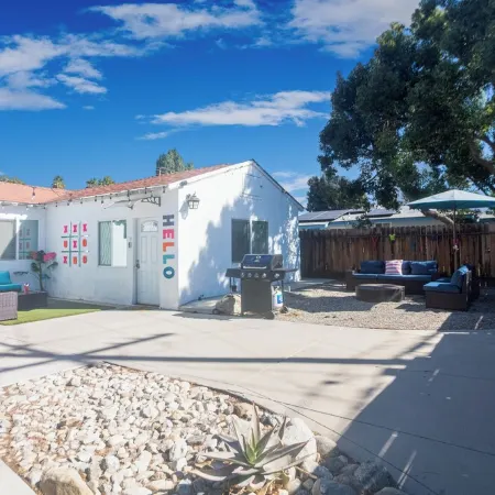 Bright Vibes Home- Sleeps 8- 1 Block to University- Pacman, BBQ, Indoor Gym
