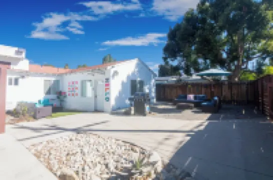 Bright Vibes Home- Sleeps 8- 1 Block to University- Pacman, BBQ, Indoor Gym