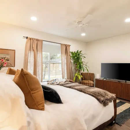< 1 Mi to Georgetown Square: Pet-friendly Getaway!
