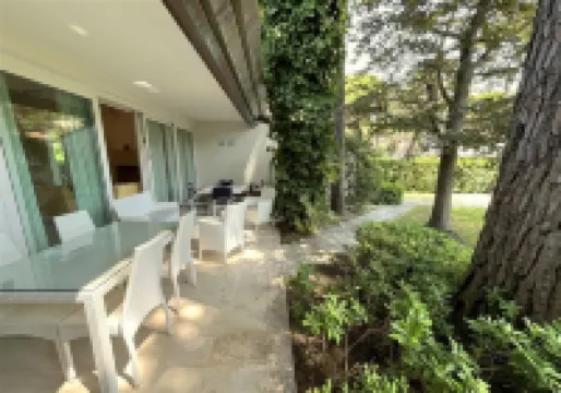 Charming and Tastefully Furnished Villa Steps from the Sea