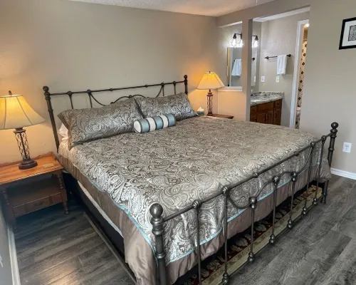 Aimee's Retreat on Robinson! Convenient to University of OK in Norman! Hotels in Moore
