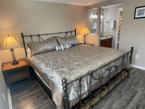 Aimee's Retreat on Robinson! Convenient to University of OK in Norman!