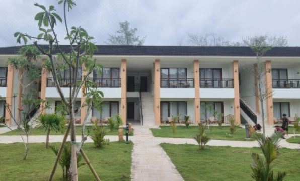 Pine Tree Beach Hotel