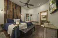Wine Time Luxury Family Retreat with Heated Pool Hot Tub 4 King Suites Near Broken Bow - Apartments