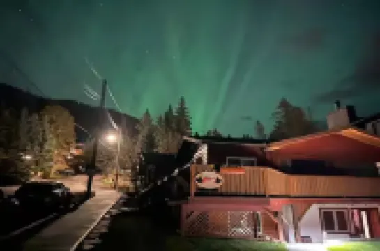 Spacious private king suite steps to DT Banff