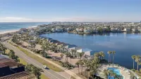 Emerald Villa by Avantstay Lakefront + Communal Pool + Balcony Views + Near the Beach - Country Houses