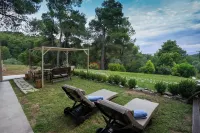 ฟอเรสต์ รีสอร์ต สวีทส์ สกีอาทอส โรงแรมใน