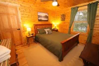 Cozy Log Cabin, Sleeps 6, Pet Friendly!
