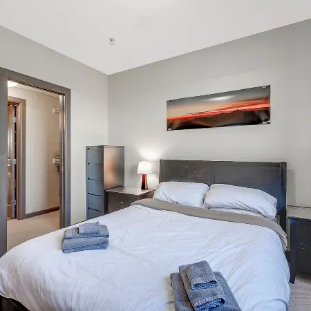 Upper Floor w Courtyard View 550