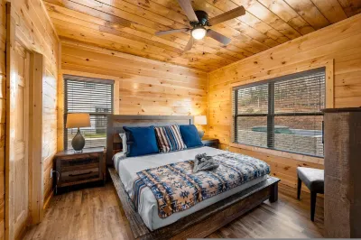 Charming New 5BR 4BA Cabin Near Dollywood のホテル