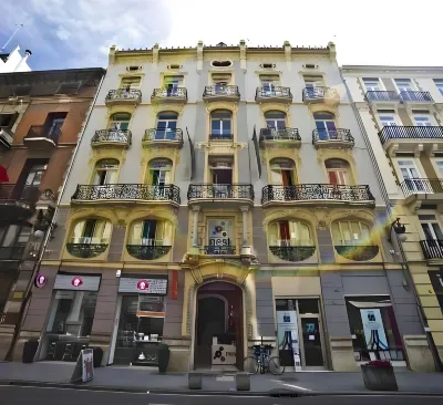 Red Nest Hostel Hotel a 