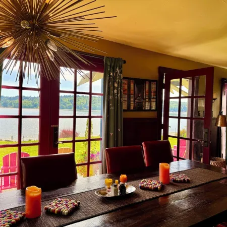 Shabby Chic Waterfront Retreat Serene Low Bank Waterfront Home w/ Gas Fire Pit.