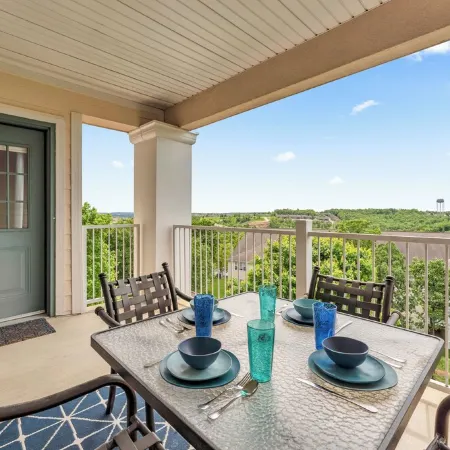 Gorgeous and Large Condo, Elevator, Pool, Ozark Views! Close to Branson strip!