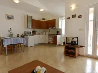 Lovely poolside apartment in Tar タールのホテル