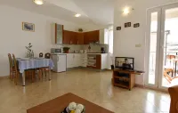 Lovely poolside apartment in Tar