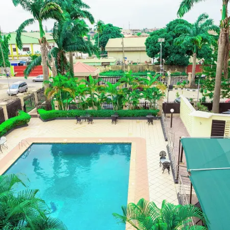 Dees Hotels, Apartments and Suites