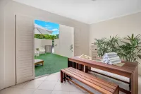 Spacious Retreat With Courtyard Resort Pool - Homestays