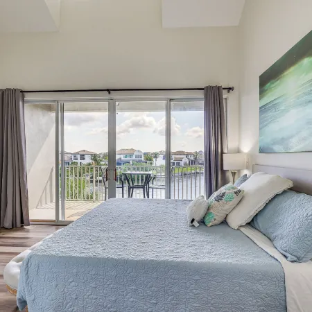 Walk to Beach & Marina! Ruskin Resort Retreat