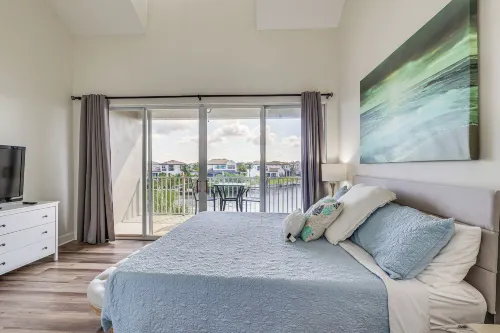 Walk to Beach & Marina! Ruskin Resort Retreat - balcony