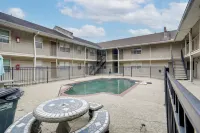 Walk to LSU Campus & Bars! Condo w/ Community Pool
