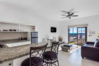 Dog-Friendly Beach Haven with Heated Pool, Hot Tub, Kitchenette, Patio, AC - 2 tähden