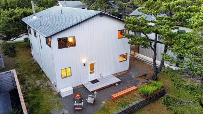 Magic Tree House by Avantstay Fire Pit + Deck + Movie Room Walk to the Beach Hotel di 