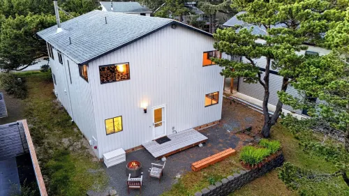 Magic Tree House by Avantstay Fire Pit + Deck + Movie Room Walk to the Beach - Homestays