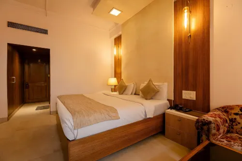 Hotel Solitaire Chandigarh - 10 Mins from Railway Station - Homestays