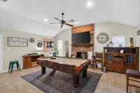 Roaring Fireplace Family Basecamp Midland Tx 4 Bedroom Home - balcony