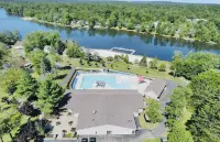 Luxury Retreat with Jacuzzi, Fire Pit and Playroom - Wifi