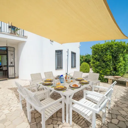 Villa Lisa with Huge Pool and Garden - Happy Rentals