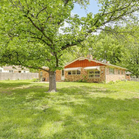 Fenced Yard & Patio! Shawnee Getaway 2 Mi to Dtwn