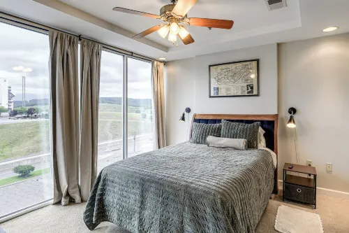 Walk to Bristol Motor Speedway: Retreat w/ Pool! - Balkon