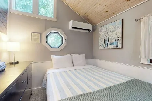 Geodesic Dome w/ Riverfront Deck, Lovely Views, & High-speed Wifi - Dogs Welcome - Homestays