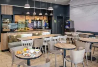 B&B HOTEL Bordeaux Bassin à flot - فطور
