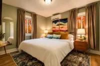 Mid‑Century Retreat • Near Breweries • Sleeps 12 - シャレー