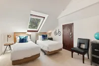 Hidden Gem, 4 Min to Lift 7 Garage, Hot Tub, Lux Kitchen, Big + Bright 4 Bedroom Condo by RedAwning - Balkoner