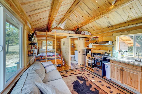 Mtn Views & Fireplace: Cozy Trout Creek Tiny Home - 2つ星