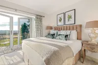 Far Heath House - Scenic Hot Tub Stay - 2-Star