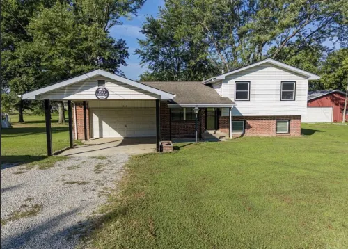 King Bed, Game Room Minutes from Downtown, Golf Courses + Big Back Yard Sleeps 8 - Homestays