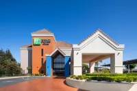 Holiday Inn Express & Suites LATHROP by IHG - Parkplatz