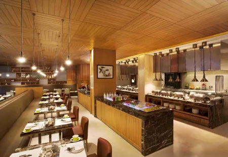 Holiday Inn New Delhi Mayur Vihar Noida Отели рядом со станцией Anand Vihar