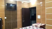 Posh, Nice Foreigner Area Lajpat Ngar Luxury Room