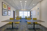 Holiday Inn Express & Suites Lenexa - Overland Park Area Hotels in Lenexa