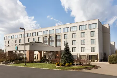 Embassy Suites by Hilton Piscataway Somerset Отели рядом с достопримечательностью «Rutgers University Busch Student Center»